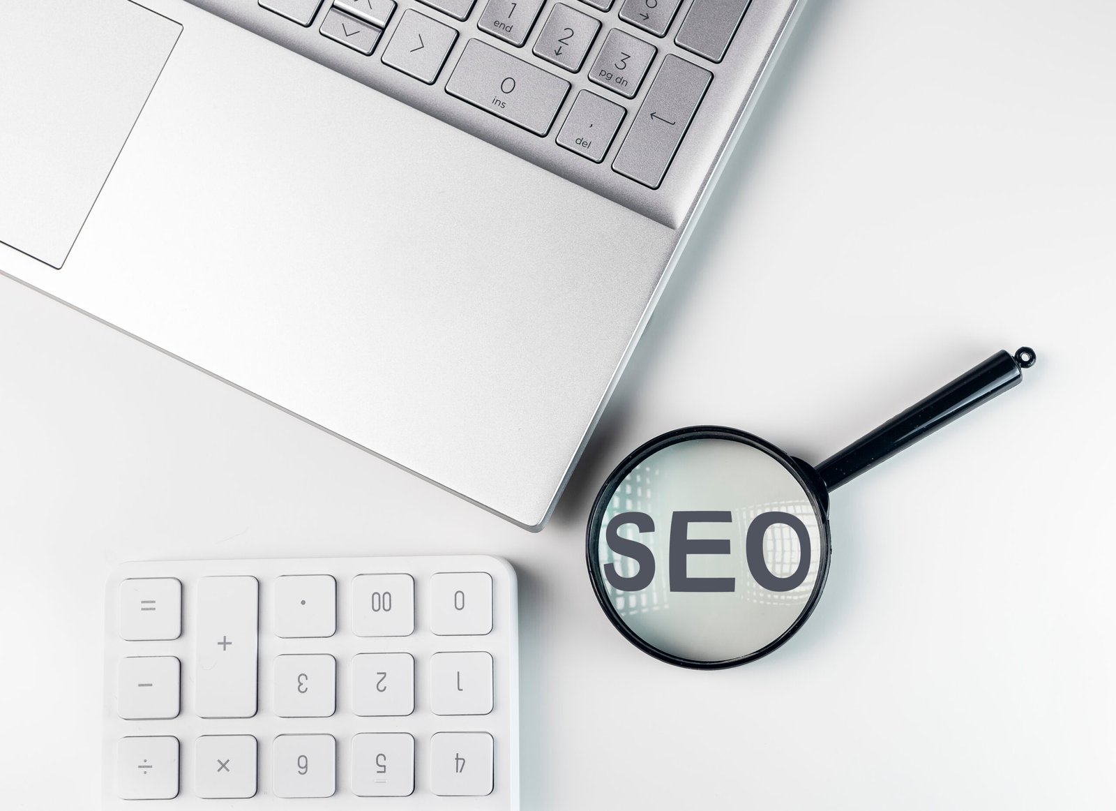 SEO budget concept, search engine optimization. Word through magnifying glass gratis seo værktøjer