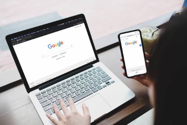woman-is-typing-google-search-engine-from-laptop-cell-phone-google-is-biggest-internet-search-engine-world (Custom) seo optimering for begyndere